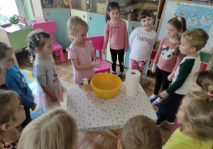 Dzieci demonstrują, jak należy prawidłowo myć ręce.